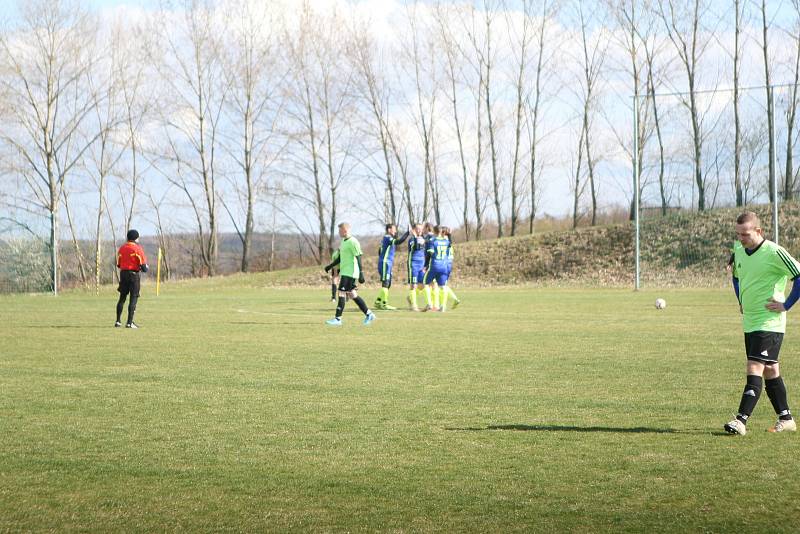 Fotbalisté Lhoty (v modrém) o víkendovém 16. kole I. B třídy skupiny B doma porazili Slavkov 6:2.