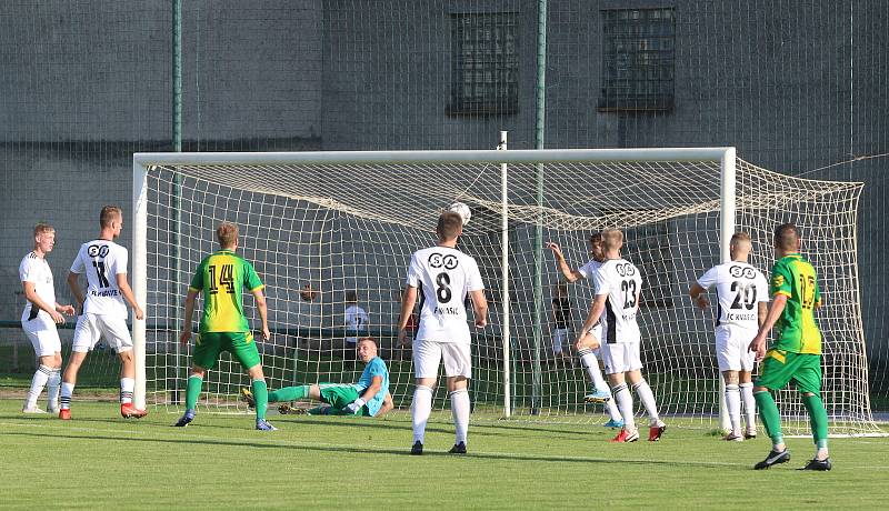 Fotbalisté Napajedel (v zeleném) v úvodním kole krajského přeboru doma porazili Kvasice 2:0.