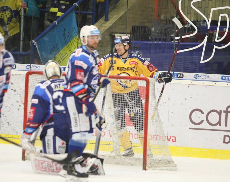 Extraligoví hokejisté PSG Berani Zlín (ve žlutém) po reprezentační přestávce v rámci 21. kola doma hostili Kometu Brno.