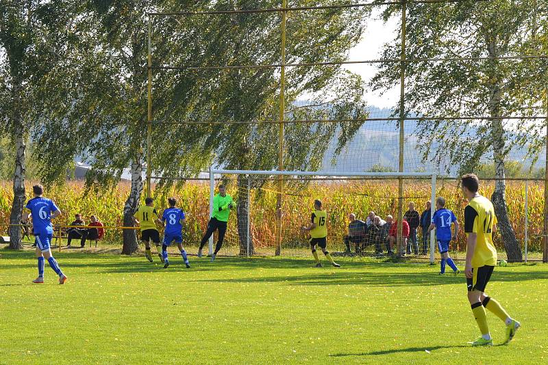 Fotbalisté Tečovic (ve žluto-černých dresech) doma našli recept na Admiru Hulín.