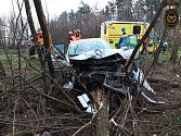Záchranáři zasahují ve čtvrtek 21. března 2024 ráno u nehody osobního vozu Renault u Oldřichovic na Zlínsku.
