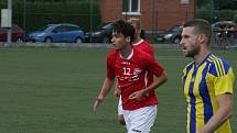 Fotbalisté Uherského Brodu (červené dresy) zvítězili v předkole MOL Cupu nad domácím Baťovem 5:0.
