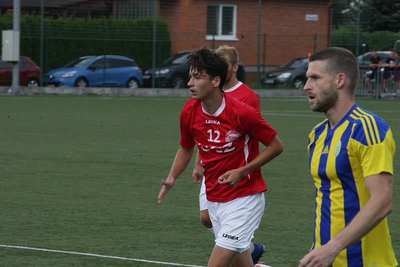 Fotbalisté Uherského Brodu (červené dresy) zvítězili v předkole MOL Cupu nad domácím Baťovem 5:0.