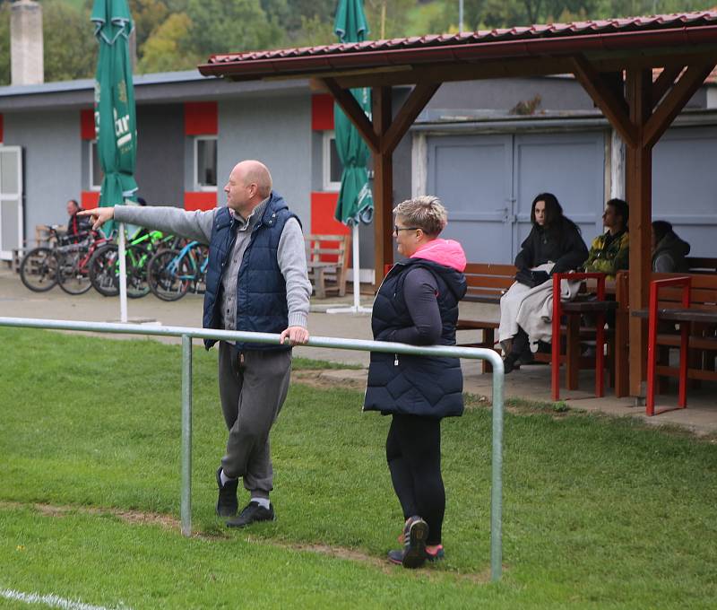 Fotbalové Příluky "B" (žluté dresy) v sobotním 7. kole IV. B třídy poprvé v sezoně bodovaly, rovnou zvítězily. Doma porazily Trnavu 4:3.