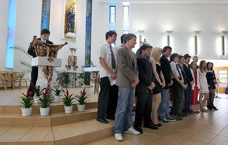 Deváťáci, kteří opouštějí lavice zlínské církevní základní školy, dostali svá vysvědčení v pátek 30. června v selesiánském kostele na sídlišti Jižní Svahy