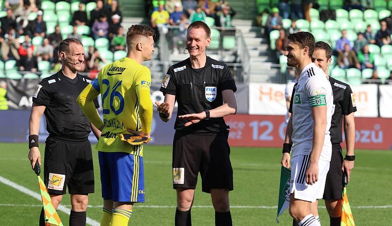 Fotbalisté Zlína (žluté dresy) vstoupili do nadstavbové části FORTUNA:LIGY sobotním zápasem na hřišti poslední Karviné.