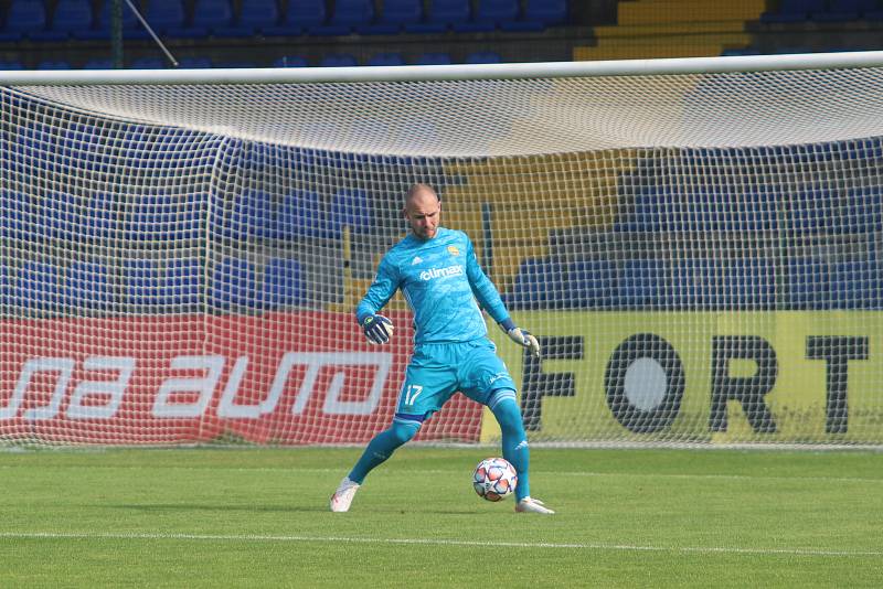 Fotbalisté Zlína (žluté dresy) v posledním přípravném zápase jen remizovali s brněnskou Zbrojovkou 1:1.