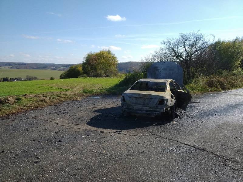 Požár osobního auta na cestě mezi obcemi Lhota a Šarovy