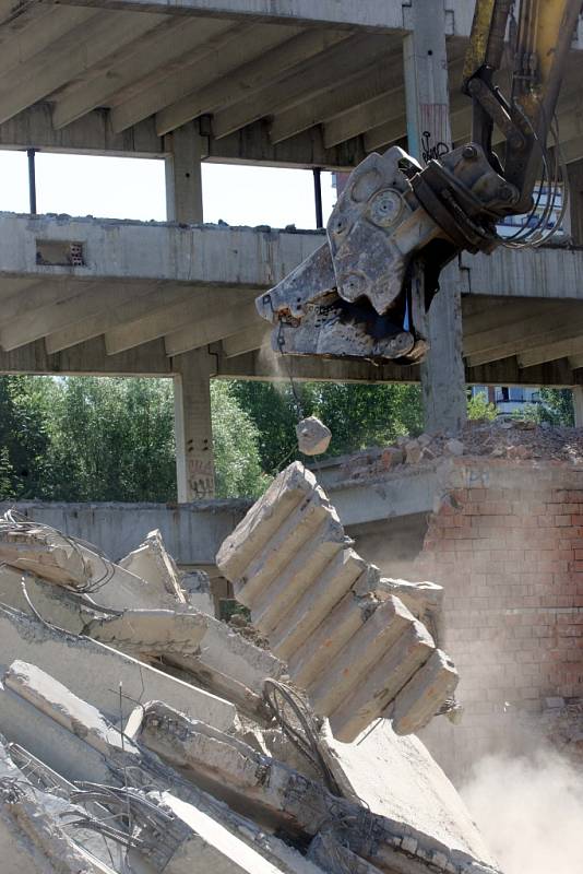 Demolice nedostavěného obchodního domu ve Zlíně na Jižních svazích.