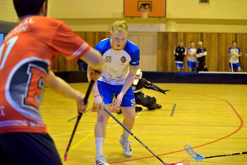 Florbalisté Lions Zlín (v bílém) v 11. kole divize E doma porazili rivala ze Vsetína vysoko 13:6.