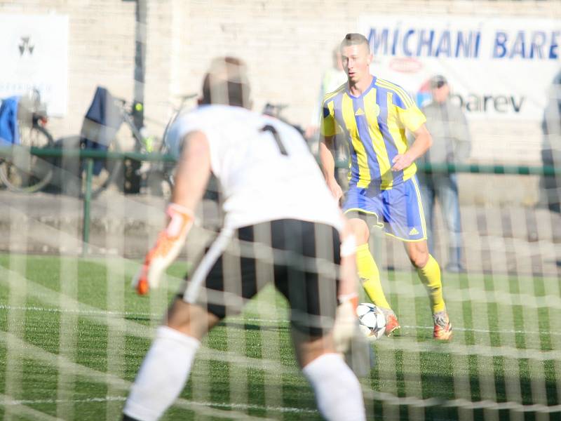 Ve šlágru 10. kola fotbalového krajského přeboru remizovala Napajedla (v červeném) s Baťovem 2:2, když domácí dokázali smazat dvoubrankové manko.