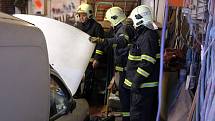 Dvacetiletého opraváře zavalilo v garáži auto. Neštěstí se stalo 9. března krátce po 14. hodině odpolední v rodinném domě ve Zlíně na Lesní čtvrti.