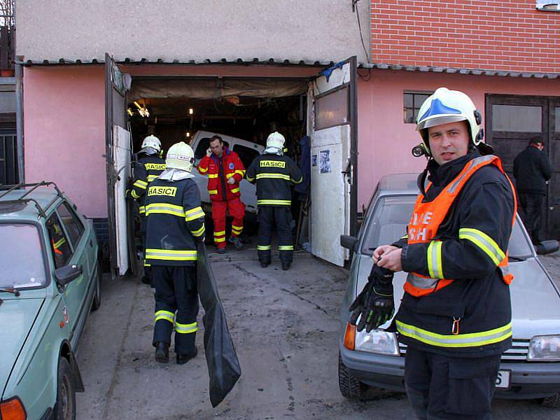 Dvacetiletého opraváře zavalilo v garáži auto. Neštěstí se stalo 9. března krátce po 14. hodině odpolední v rodinném domě ve Zlíně na Lesní čtvrti.