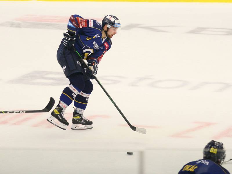 Extraligoví hokejisté PSG Berani Zlín (v modrém) v neděli odpoledne nastoupili proti hradeckému Mountfieldu. 