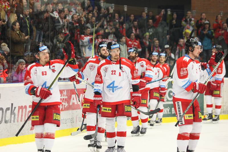 Extraligoví hokejisté Olomouce ovládli předkolo play-off, když sérii na tři vítězství ukončili v sobotu ve Zlíně po výhře 3:2. Na snímku vítězné emoce kohoutů.