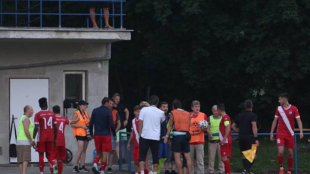 Fotbalisté Slavičína (v modrých dresech) ve středu v rámci 1. kola Mol Cupu vyzvali Frýdek Místek. Závěr poznamenal incident, po kterém si Slezané stěžovali z rasistického útoku na jejich fotbalistu. 