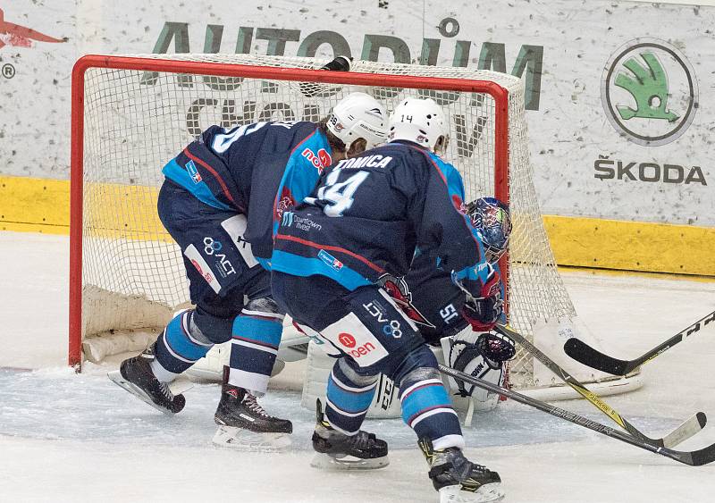 2. třetina zápasu Piráti Chomutov - Aukro berani Zlín Tipsport Extraligy v ledním hokeji.