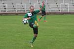 Slušovičtí fotbalisté (modré dresy) doma porazili Velké Karlovice 1:0.