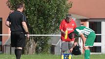 Fotbalisté Újezdu (ve žlutých dresech) zdolali Vysoké Pole 4:2 a před letní pauzou zůstali v čele Ligy4.