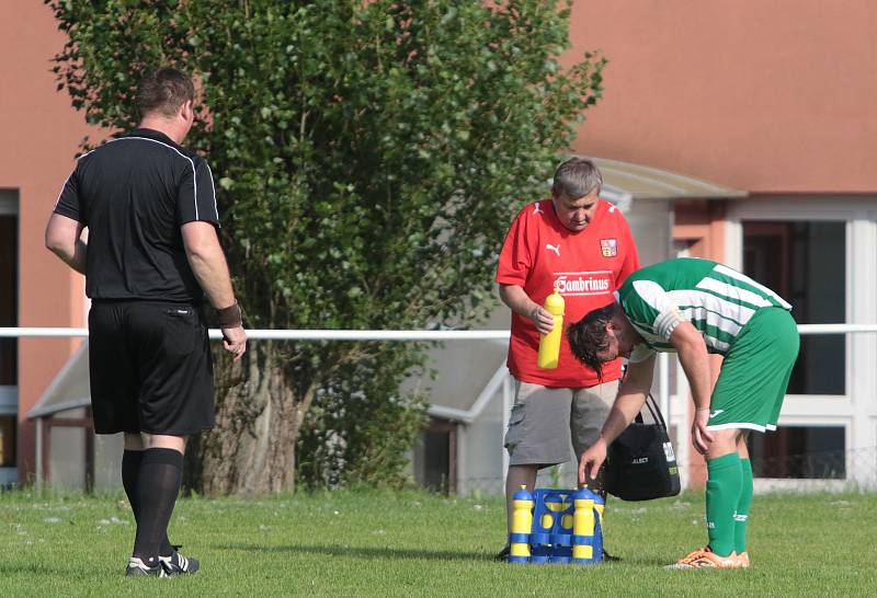 Fotbalisté Újezdu (ve žlutých dresech) zdolali Vysoké Pole 4:2 a před letní pauzou zůstali v čele Ligy4.