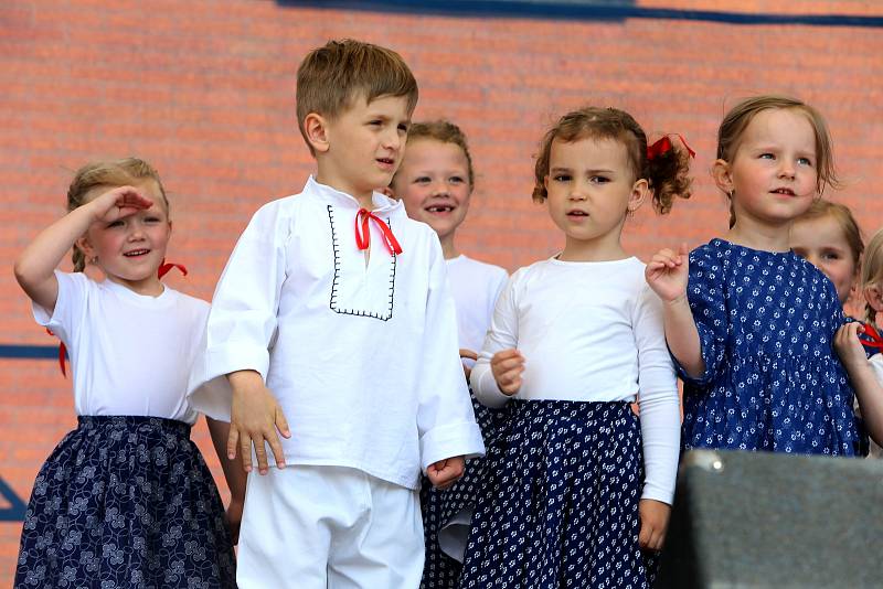 Dětský folklórní festival Májíček. XIII. ročník tradičního česko-slovenského festivalu dětských folklórních souborů před kostelem Panny Marie Pomocnice křesťanů na Jižních Svazích