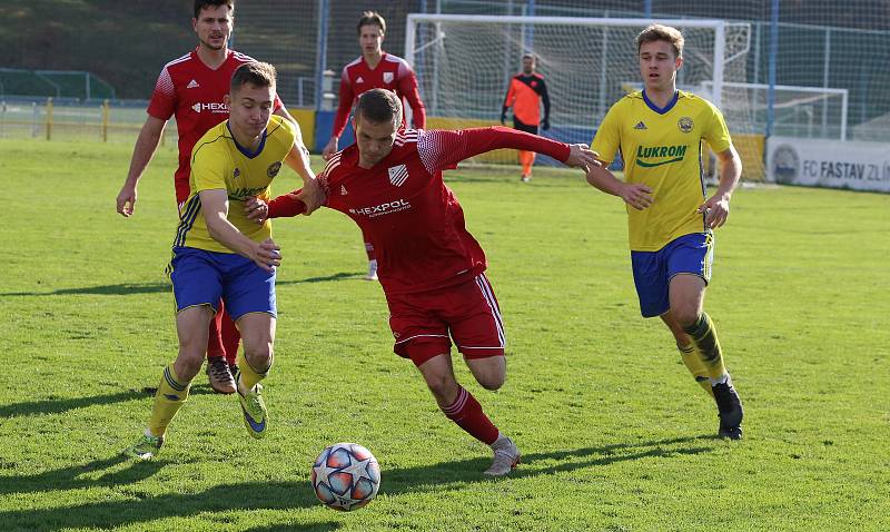 Fotbalisté Zlína B (žluté dresy) v 15. kole MSFL remizovali na Vršavě s Uničovem 1:1. Foto: Jan Zahnaš