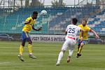 Fotbalisté Zlína (žluté dresy) se ve 2. kole FORTUNA:LIGY představili na hřišti v Mladé Boleslavi. Foto: pro Deník/Jan Zahnaš