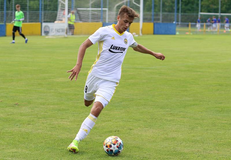 Fotbalisté Zlína B (bílé dresy) v sobotním přípravném zápase na Vršavě remizovali s juniorkou Zbrojovky Brno 2:2.