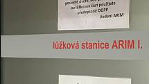 Oddělení ARIM - Oddělení anesteziologie, resuscitace a intenzivní medicíny. Vážnost stavu pacientů, kteří jsou zde odkázáni na plicní ventilaci, nenechává nikoho na pochybách, že se zde doslova svádí boj o jejich život.