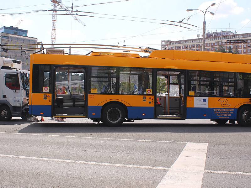 V centru Zlína se srazil trolejbus s cestujícími a nákladní vozidlo.