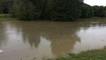 Vytrvalý déšť ve Zlínském kraji zaplavil cesty, zvedl hladiny řek.