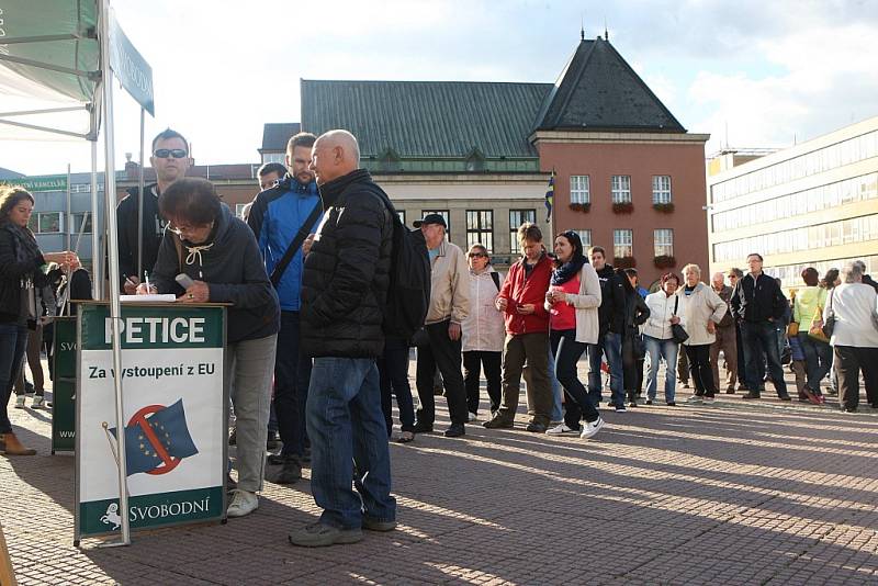 Strana svobodných pořádá demostraci proti evropské imigrační politice na náměstí Míru ve Zlíně..