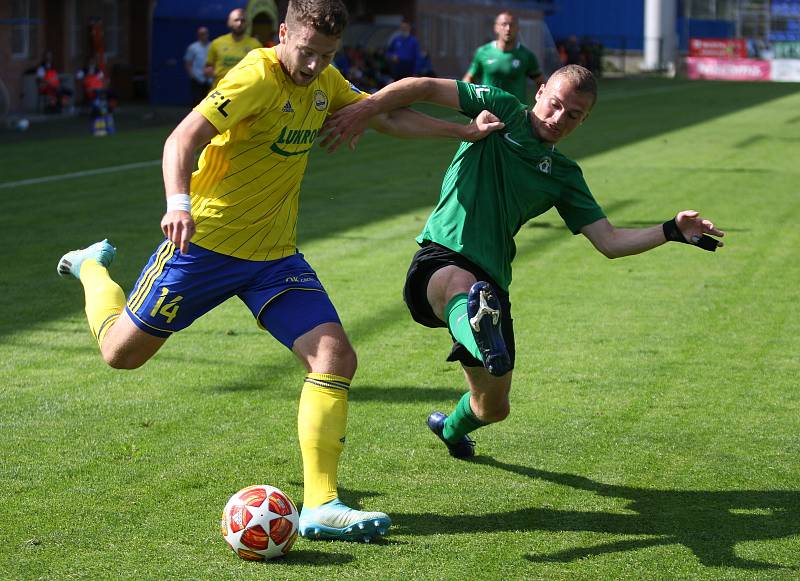 Fotbalisté Fastavu Zlín (ve žlutém) v důležitém zápase bojů o záchranu ve 28. kole v sobotu hostili poslední Příbram.