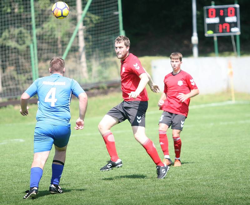 Fotbalisté Příluk (v červeném) doma ve 25. kole I. B třídy skupiny A nakonec porazili 2:1 rezervu Slavičína.