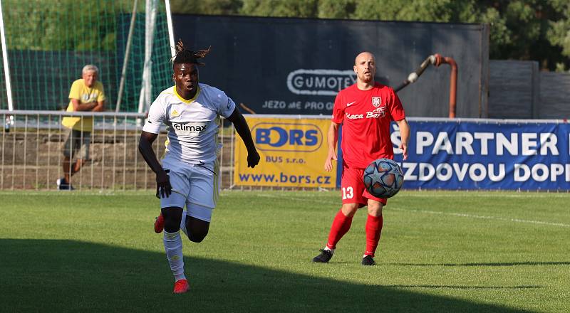 Fotbalisté Zlína (bílé dresy) v Lanžhotě zvítězili 2:0.