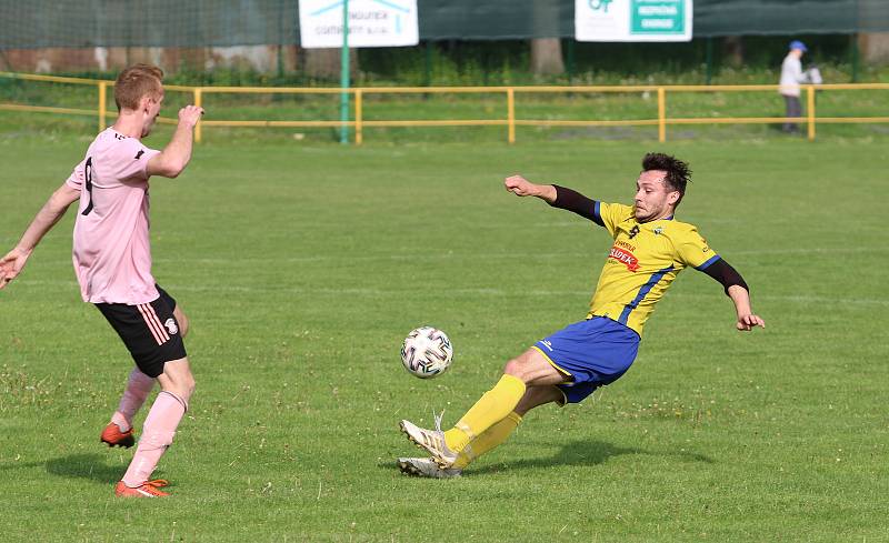 Fotbalisté Malenovic (růžové dresy) ve 21. kole I. B třídy sk. C remizovali se Starým Městem 3:3.