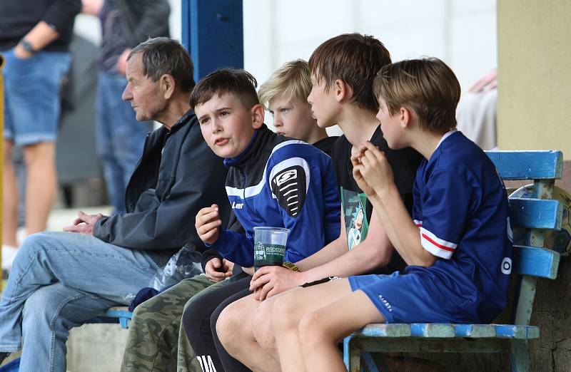 Fotbalisté Malenovic (růžové dresy) ve 21. kole I. B třídy sk. C remizovali se Starým Městem 3:3.