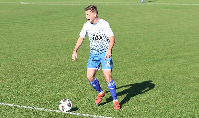 Fotbalisté Otrokovic (modro-bílé dresy) podruhé v sezoně zvítězili, porazili Jihlavu "B" 2:0.