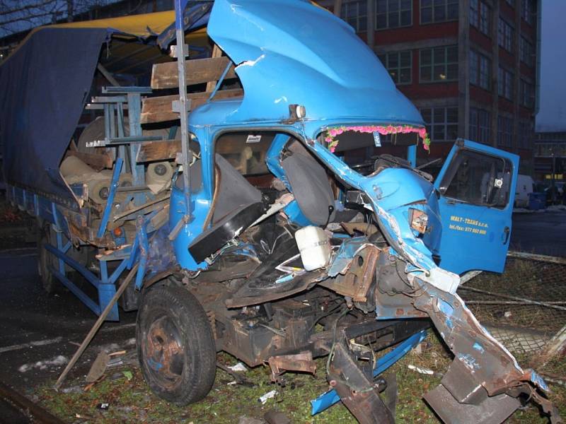 Nehoda nákladního auta s lokomotivou v areálu Svit. 