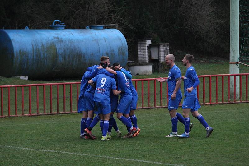 Fotbalisté Otrokovic (modré dresy) ve 22. kola MSFL i bez vyloučeného Kišky zdolali vedoucí Kroměříž 2:1.