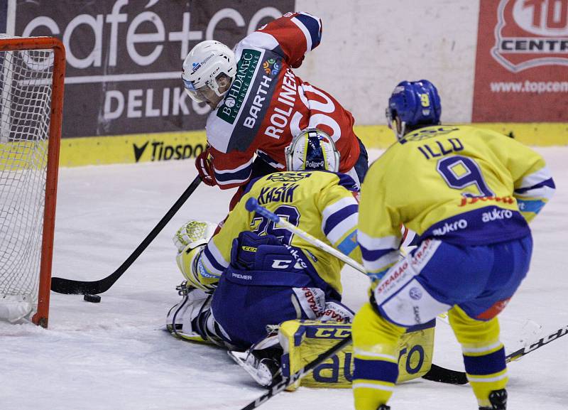 Hokejové utkání Tipsport extraligy v ledním hokeji mezi HC Dynamo Pardubice (červenobílém) a HC Aukro Berani Zlín ( ve žlutomodrém) v pardudubické Tipsport areně.