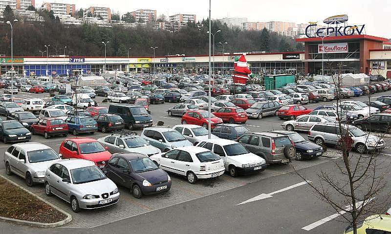 Poslední nezpoplatněná parkovací plocha v blízkosti centra Zlína se nachází u nákupního střediska Čepkov. Nejen v období vánočních nákupů je tam téměř nemožné zaparkovat, místa totiž blokují celodenně odstavené vozy.