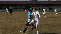 Fotbalisté Tlumačova (bílé dresy) v dohrávce 11. kola krajské I. B třídy skupiny C podlehli Polešovicím 0:2.