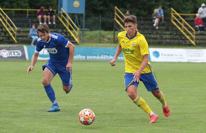 Fotbalisté Slavičína (v modrých dresech) na úvod přípravy zvítězili na Vršavě se Zlínem B 2:1