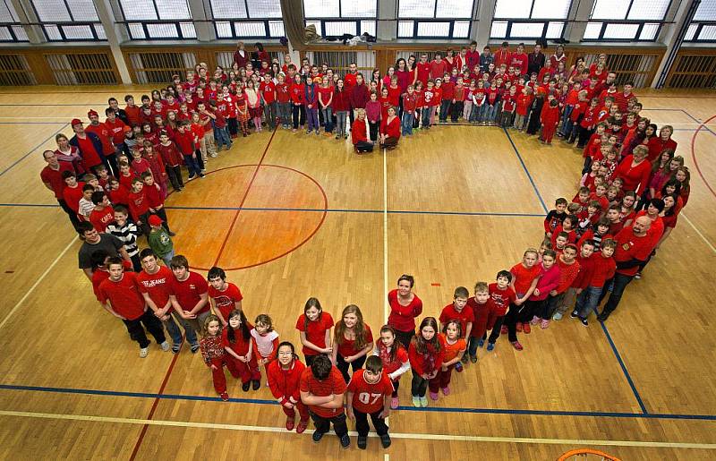 Vytvořením velkého živého srdce si žáci a učitelé ze zlínské 12. základní školy připoměli v úterý 14. února svátek svatého Valentýna.