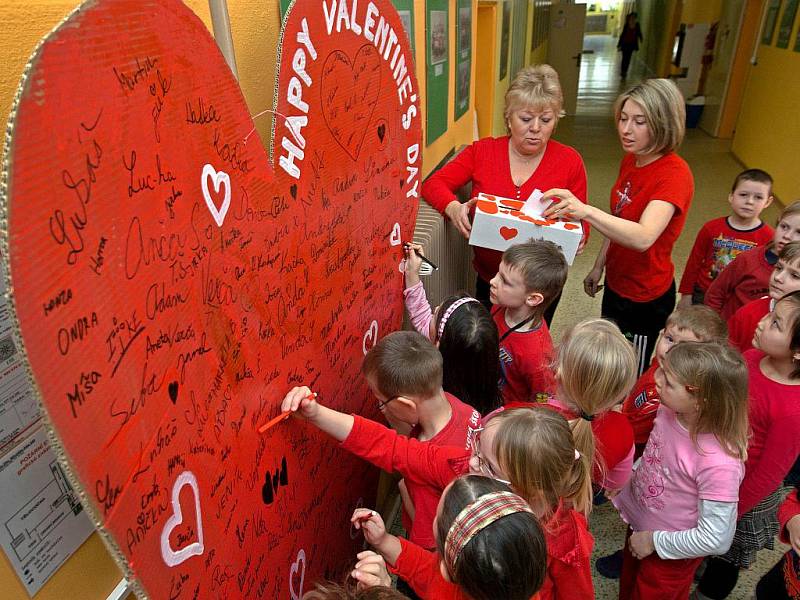 Vytvořením velkého živého srdce si žáci a učitelé ze zlínské 12. základní školy připoměli v úterý 14. února svátek svatého Valentýna.