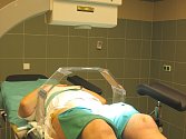 Snímkování pacienta pomocí tzv. C-ramene a zaměřovacího můstku. 