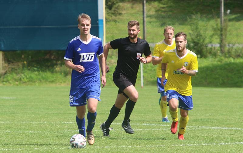 Divizní fotbalisté Slavičína (v modrém) začali nový ročník skupiny E parádně, v neděli dopoledne doma porazili rozdílem třídy Šumperk 4:1.