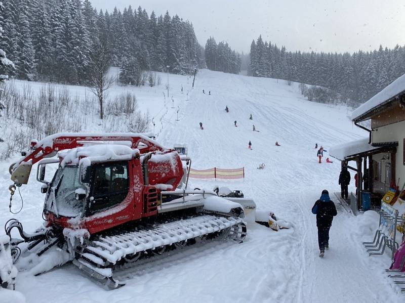 Lidé si užívají sněhovou nadílku ve Velkých Karlovicích.