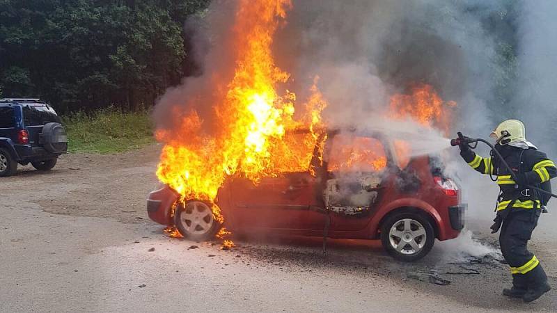 Požár renaultu na parkovišti ve Valašských Kloboukách-Královci.